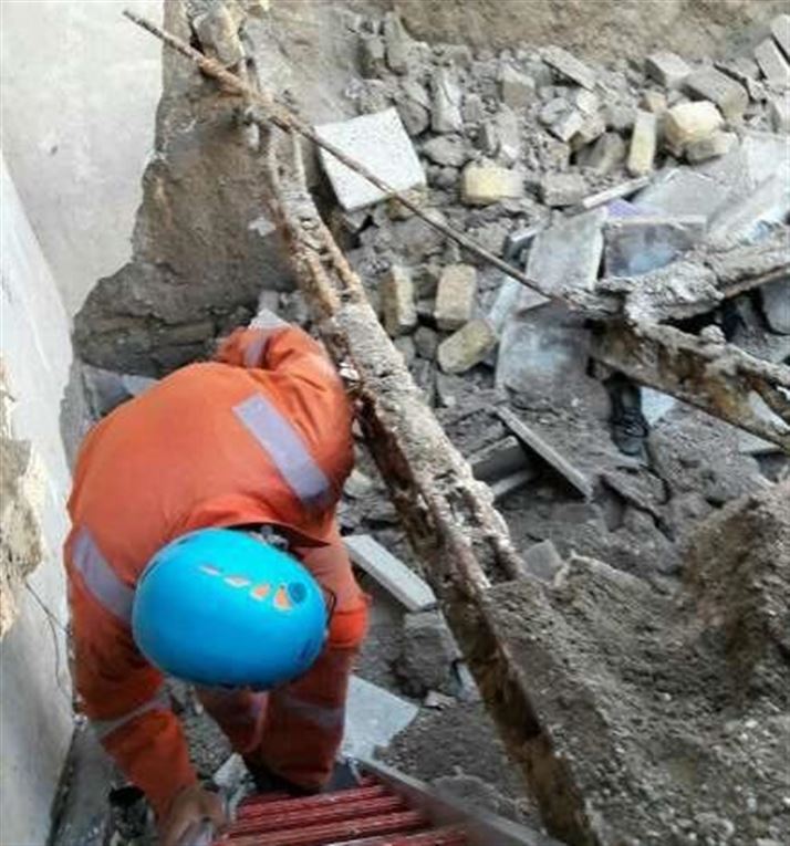 فروريختن ساختمان 4 طبقه در مشهد و گرفتاري 4 نفر زير اوار